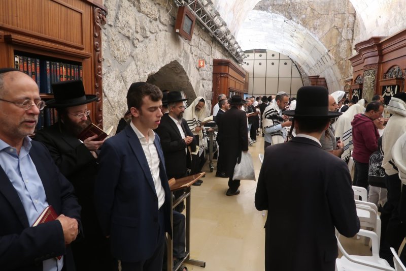 <blat>בחדרי חרדים</blat>