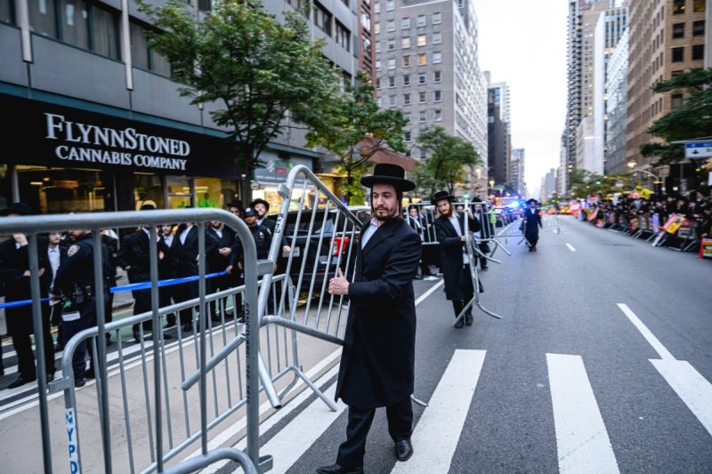 האחים לאנטשעווסקי, אברומי בלום, ד. ה. כרם, אייזיק. י, Clear shot