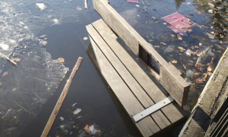 אנטישמים הרסו ספסל סולארי מיוחד המשמר את עדותו של ניצול שואה