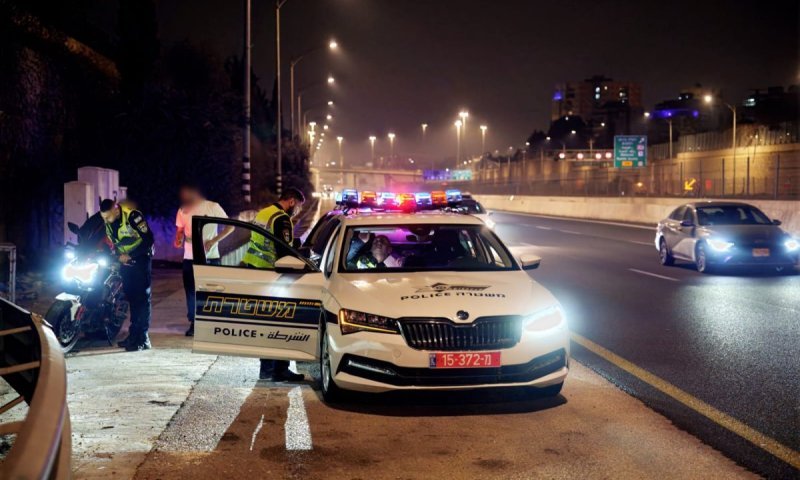 עם כיפה לבנה: שלושה פלסטינים נעצרו בתום מרדף משטרתי