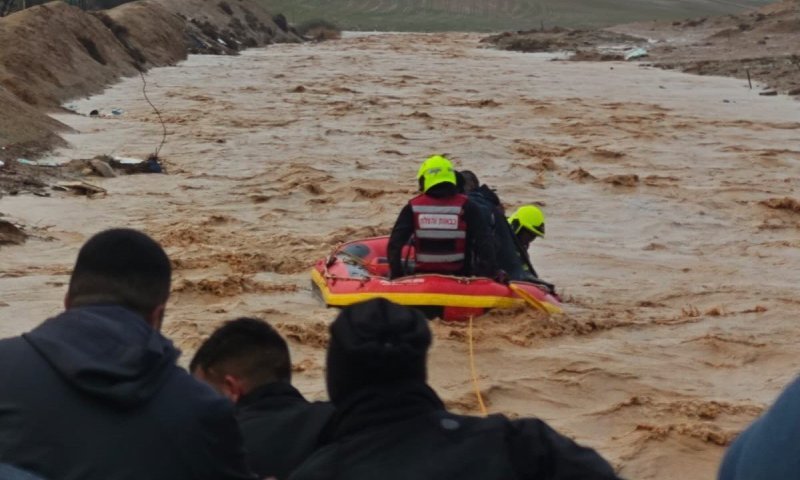 חילוץ דרמטי בדרום: זוג הורים וילדם נלכדו בשיטפון 