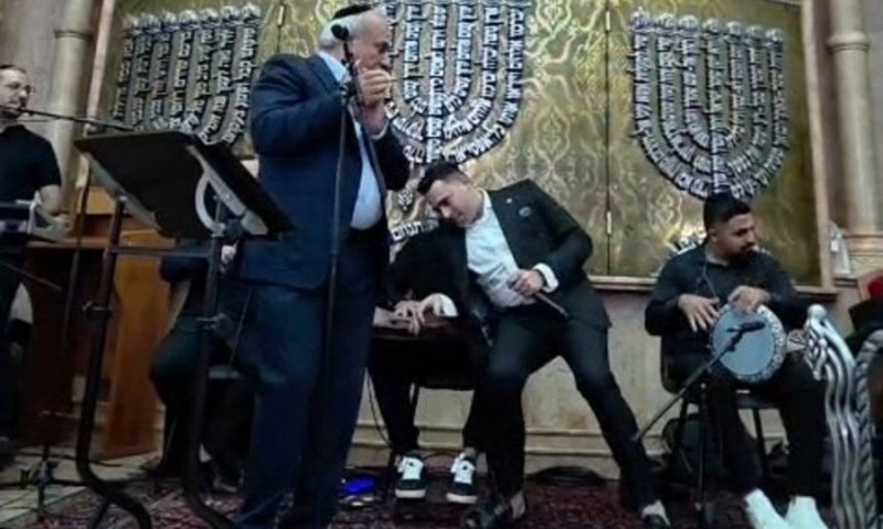 דרמה באמצע ההופעה: הפייטן אופיר סלומון התמוטט 