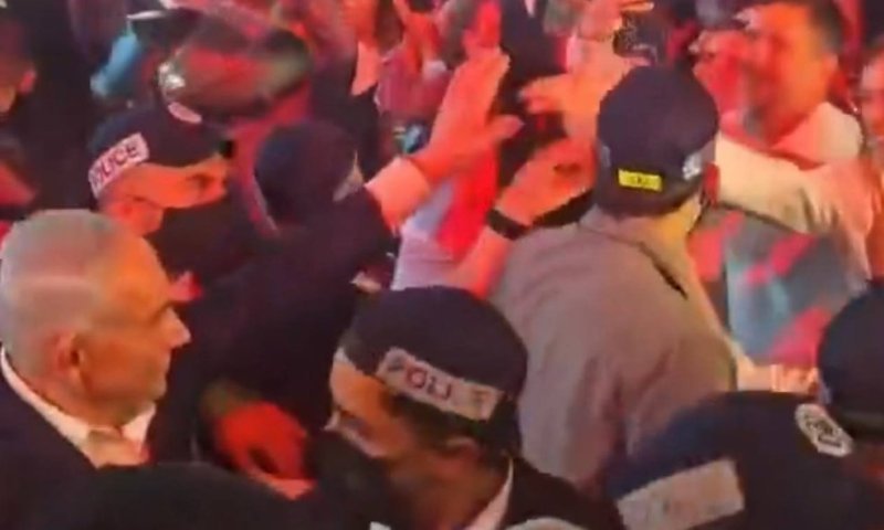 נתניהו התקבל באהדה במחנה יהודה: בקבוק נזרק לעבר שיירתו