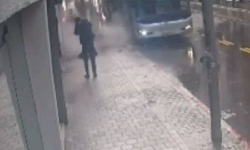 יורד מהאוטובוס - ונפגע ממרפסת שקרסה | התיעוד הדרמטי מתל אביב