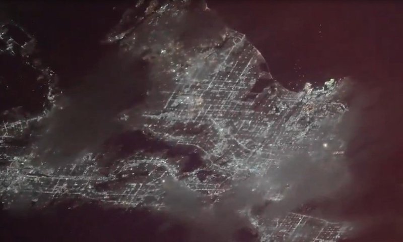 מהחלל זה נראה אחרת: מאות זיקוקים מאירים את שמי לוס אנג'לס