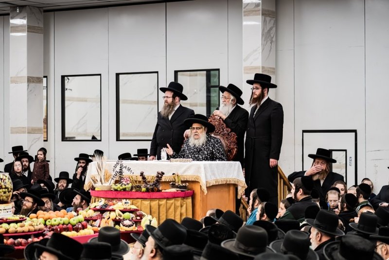 בחצרות סאטמר