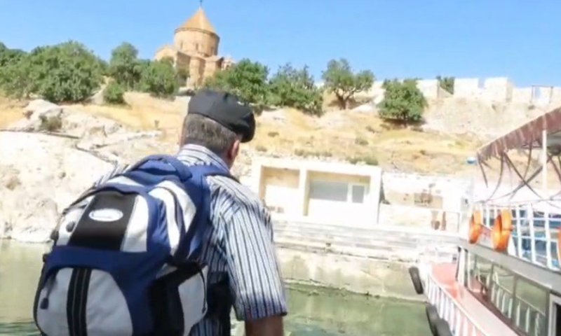 אי של מסתורין בלב האגם: יצחק כרמלי מגיע לאחד המקומות המרתקים בטורקיה