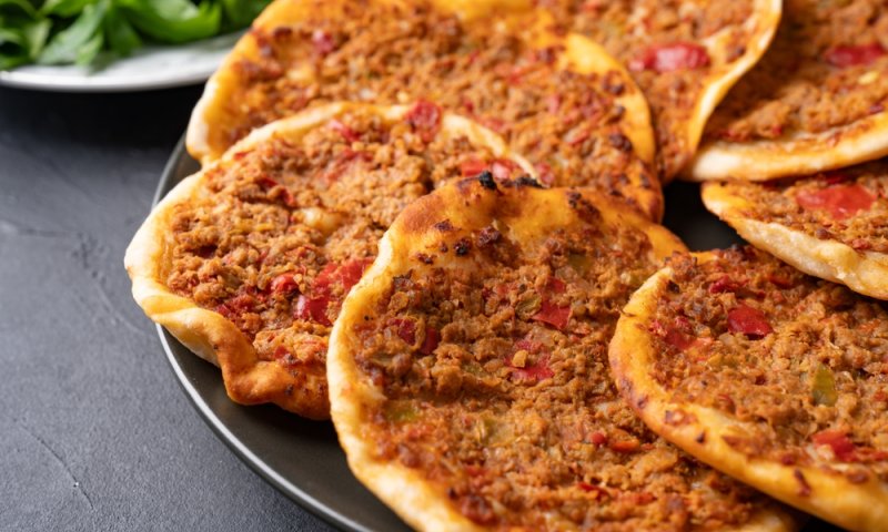 שרק יהיה לכם רך, מתוק ושמח: לחמג'ון בקר נדיר ומפנק בטעם פיקנטי-מתקתק