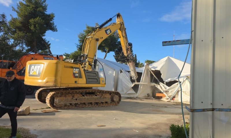 "מפקדת הטרור" נהרסה: דחפורים פשטו על מטה אונר"א בירושלים