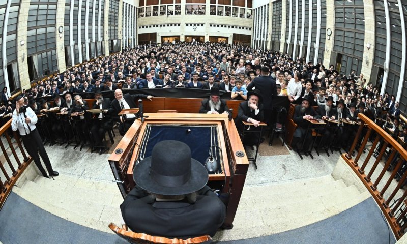 מיר ברכפלד: ראש הישיבה הגר"ד לנדו בשיעור בפסחים והכנה למתן תורה