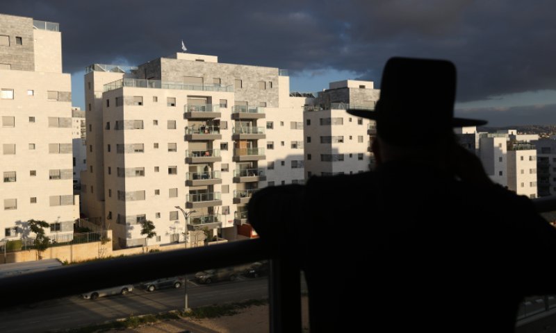 עתירה לבג"ץ נגד שלילת הגרלות הדירות מחרדים: ״זה קנס נישואין, הנשים הפכו לשקופות״