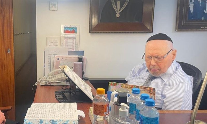 נחשף בשבעה: הנגיד קטוע היד כתב לנער שאיבד את ידו ערב בר המצווה