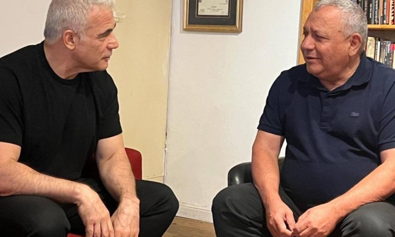 מחווה או מהלך? לפיד מוכן לעבור למקום ה-3 ברשימה למען איזנקוט