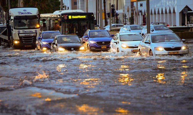 חכו עם ניקיון החלונות והרכבים: גשם, ברד וצניחה בטמפרטורות