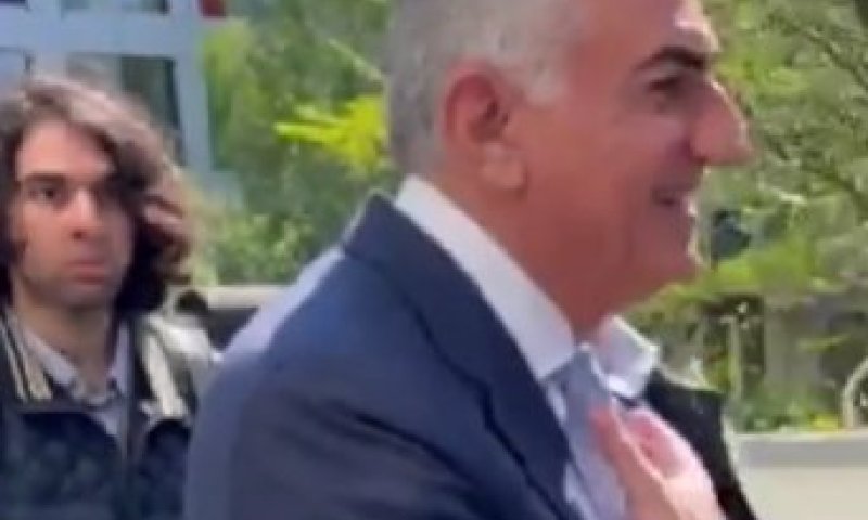 מפגין השליך מיץ עגבניות על רזה פהלווי בגרמניה