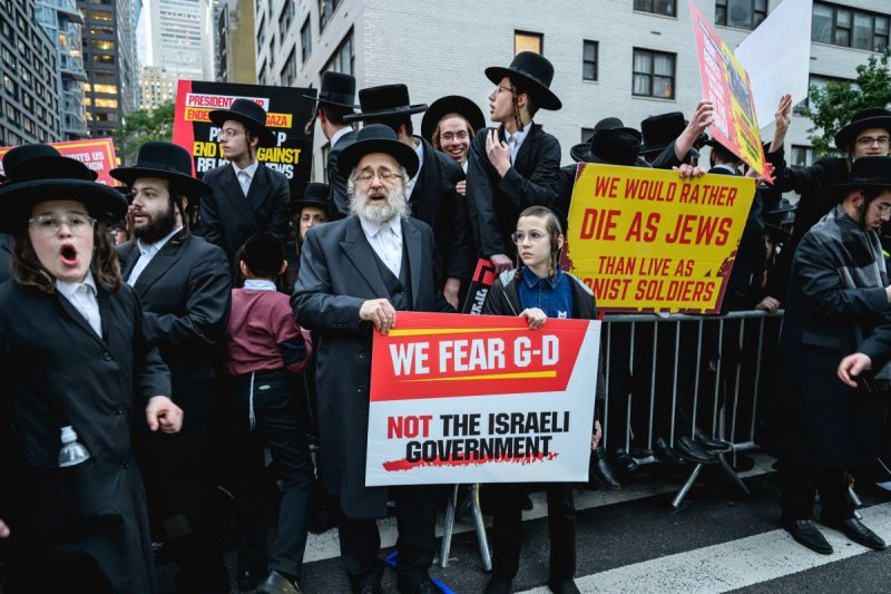 האחים לאנטשעווסקי, אברומי בלום, ד. ה. כרם, אייזיק. י, Clear shot