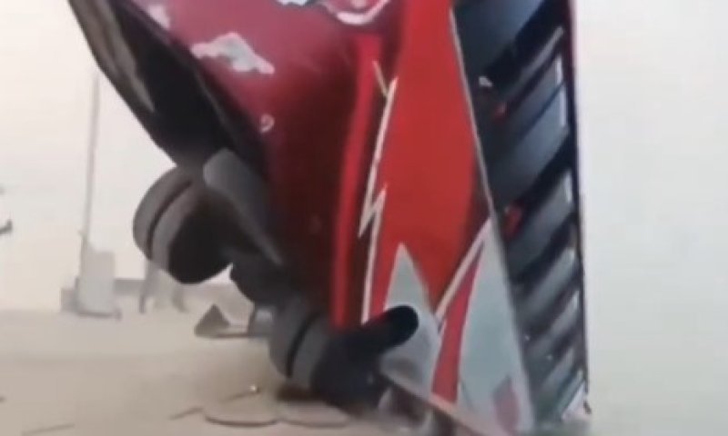 אסון בבנגלדש: אוטובוס עם עשרות נוסעים התהפך לנהר | תיעוד