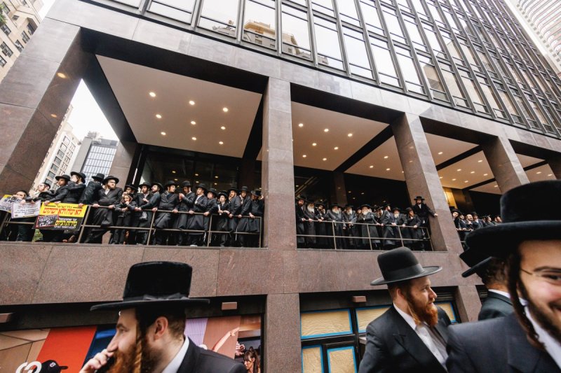 האחים לאנטשעווסקי, אברומי בלום, ד. ה. כרם, אייזיק. י, Clear shot