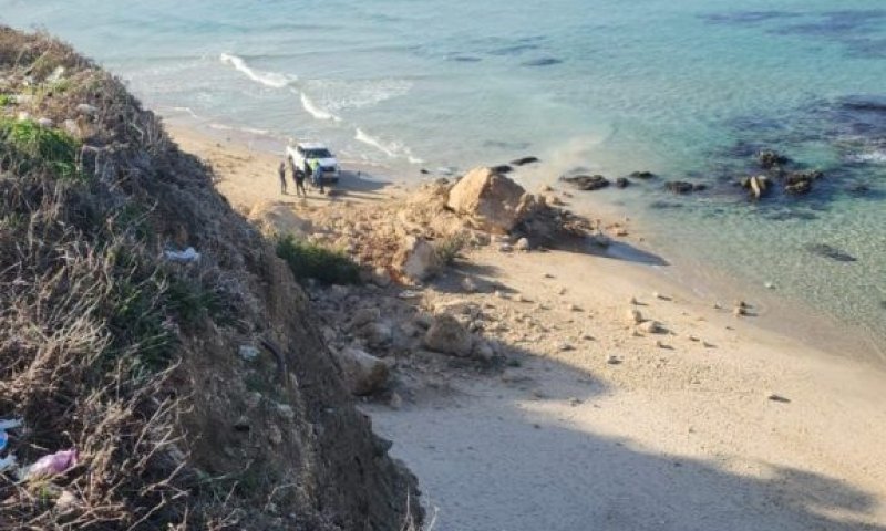 בעקבות הגשמים: מצוק קרס בחוף עמק חפר | תיעוד