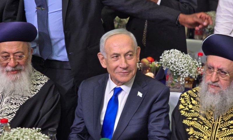 הראשל"צ במרכז הרב לבג"ץ: "הסירו ידיכם מהכותל, הוא לא שייך לכם"