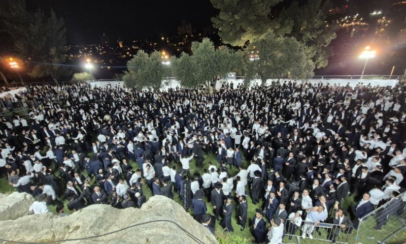 "יבטל כל הגזירות": אלפים רקדו בציון דוד המלך עד השעות הקטנות של הלילה