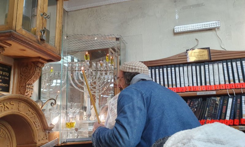 צפו: הדלקת נר ראשון של חנוכה באומן