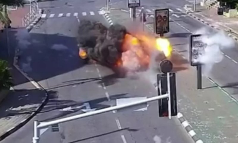 המצלמות תיעדו: רסיס נוחת בלב הכביש במרכז הארץ 