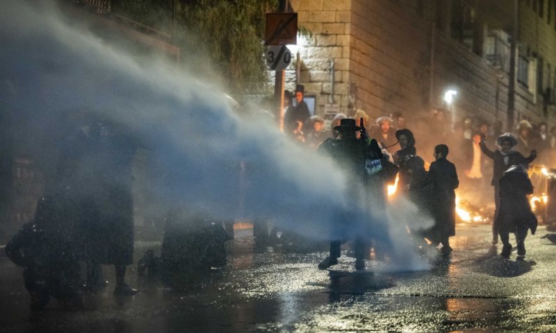 המהומות בעקבות האסון: מכת"זית העיפה ילד, שוטר הכה מפגין באלה - ללא הפסקה