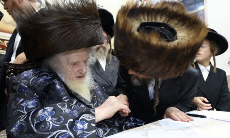בעת הנעילה לפני ארון הקודש הפתוח: פוסק הדור יזכיר את שמות המבקשים