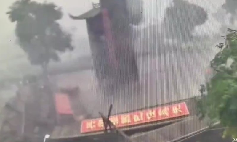 נס מתועד: השער העתיק קרס שניות לאחר שהאופנוען עובר