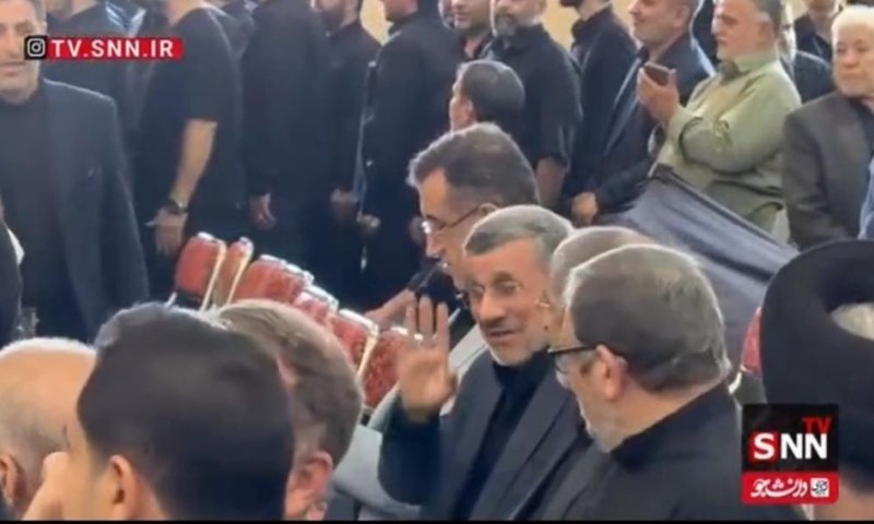 סוכן מוסד במעצר בית? אחמדינג'אד נצפה בטקס לזכר חמינאי