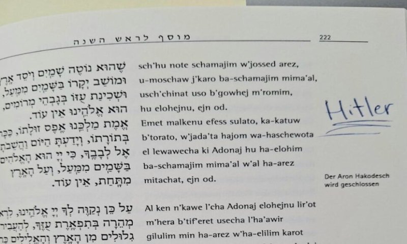 קנה סידור בחנות בגרמניה וגילה בו כתובות נאצה נגד יהודי