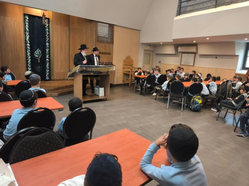 באדיבות המצלם