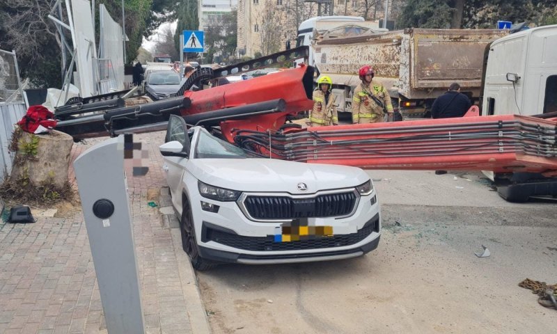 הרוגה בהתהפכות משאית מנוף בירושלים, שלושה חשודים עוכבו