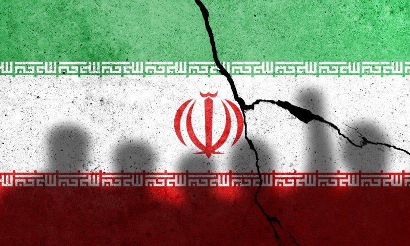 הטכנוקרט, יורש השאה והגנרל: הקרב על עתיד איראן