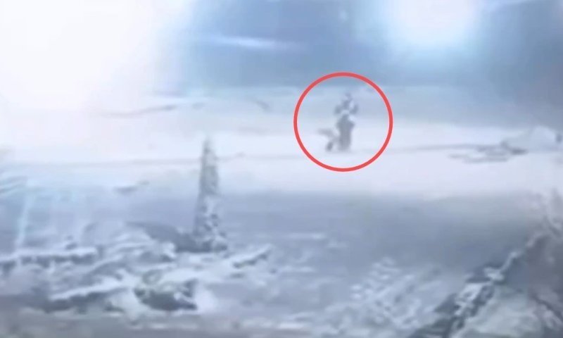 במהלך מתקפה רוסית: מנקה רחובות אוקראיני פשוט המשיך בעבודתו 