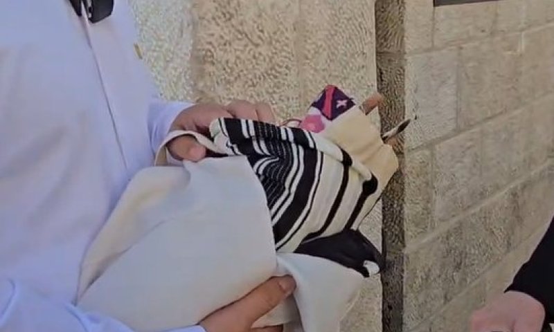 "ניצול ציני": נשות הכותל ניסו להבריח ספר תורה בעזרת אשה נכה