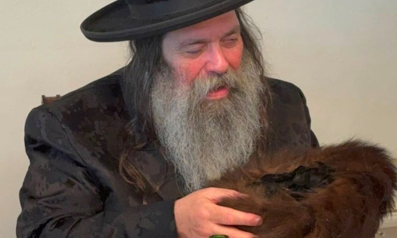 הגביע והשטריימל העתיקים נחשפו בביקור של הרבי בציריך