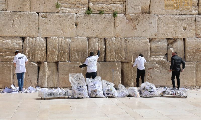 בצל המלחמה: רבבות פתקים פונו מהכותל לקראת פסח
