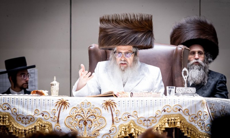 תיעוד נרחב: שמחת החג בחצר סאטמר והביקור הנדיר בסוכת הנגיד