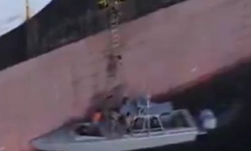 תיעוד: משמרות המהפכה יורים לעבר כלי שיט, ועולים פנימה בנשקים שלופים