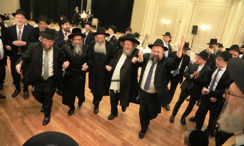 בראשות ראשי הישיבות: לייקווד חגגה בשמחת החתונה של הצלם צבי בלום