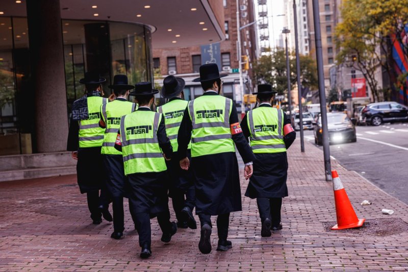 האחים לאנטשעווסקי, אברומי בלום, ד. ה. כרם, אייזיק. י, Clear shot