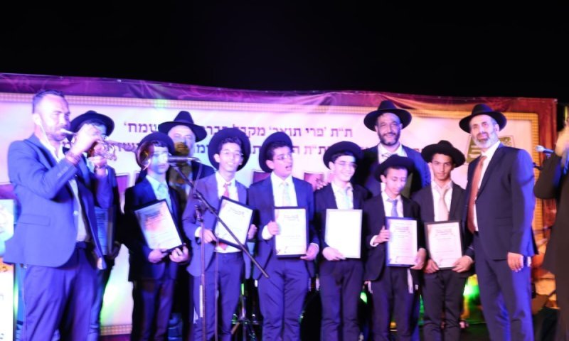 רבה של אלעד במעמד כתיבת החבורות ע"י מאות מהתושבים: "התשובה לרודפי התורה- כתיבת חידושים"