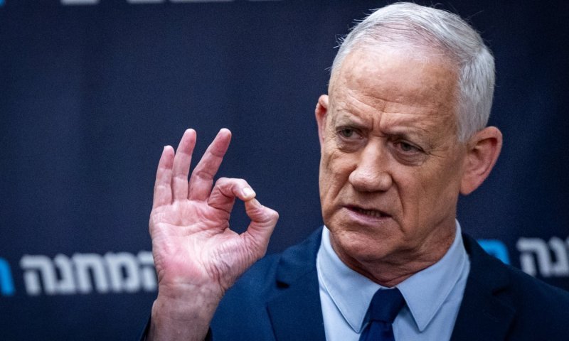 לחץ בכחול לבן: פגישה מתוחה בסיעה, גנץ במגעים עם שקד