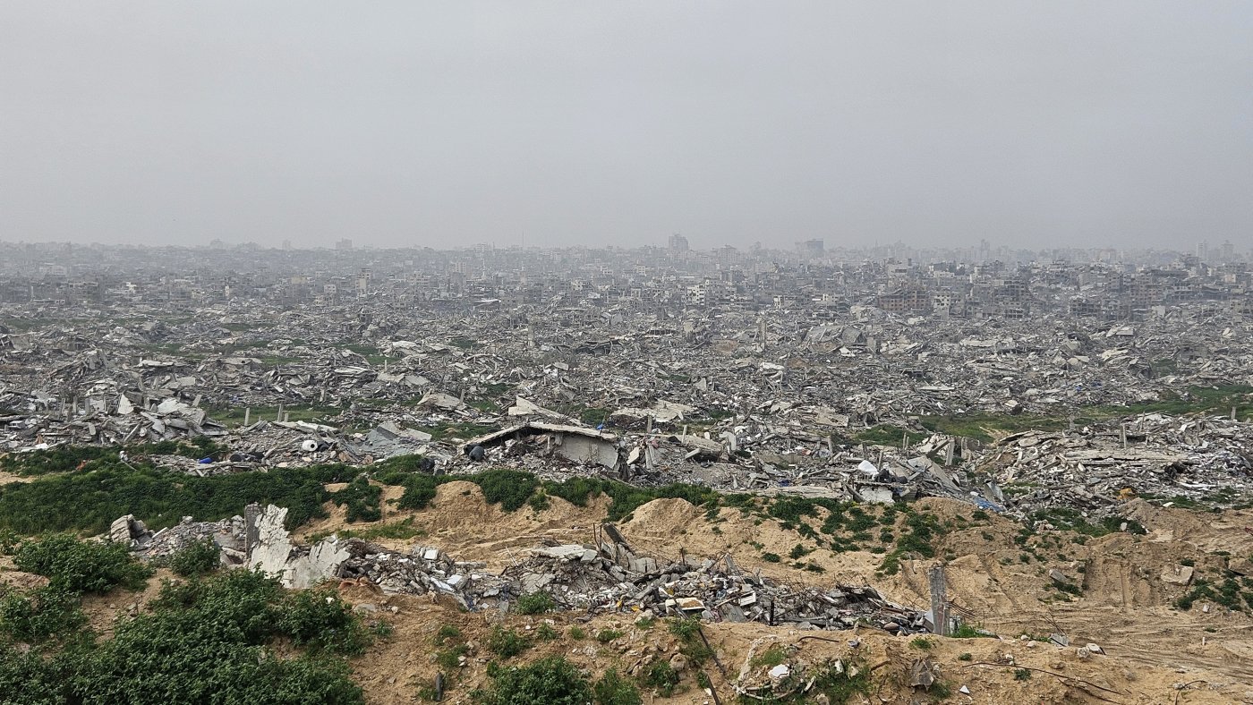 <blat>בחדרי חרדים</blat> 