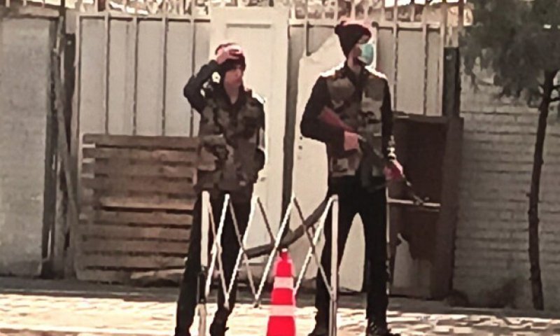 ילדים עם רובים: האיראנים שמוכרים את עצמם למשטר כדי לשרוד