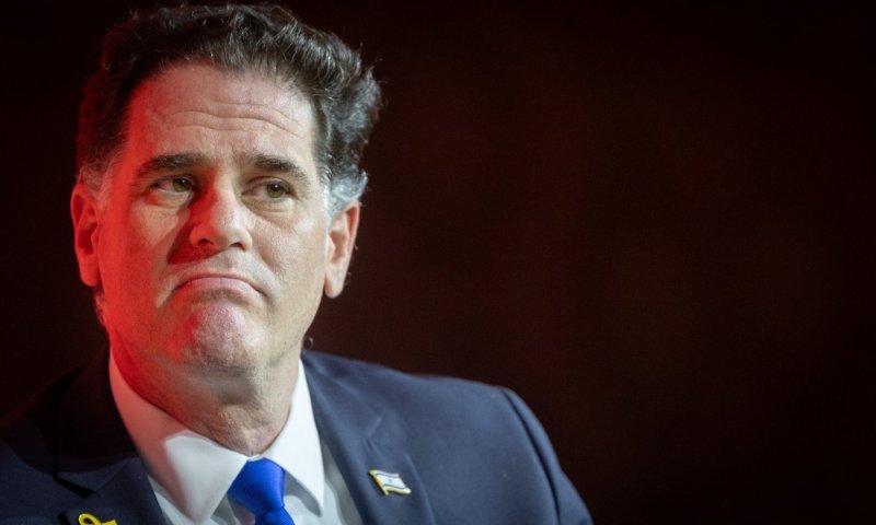 מתדרך בכירים ונפגש עם שגרירים: רון דרמר חוזר לעניינים?