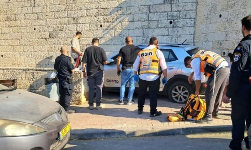 חשוד האיץ לעבר שוטרים בבית שמש, הם פתחו בירי ופצעו אותו קשה