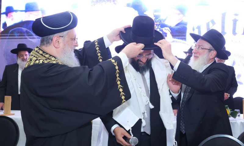 מעמד היסטורי בהוד השרון: הגאון הרב ארז אלחרר הוכתר לרב העיר